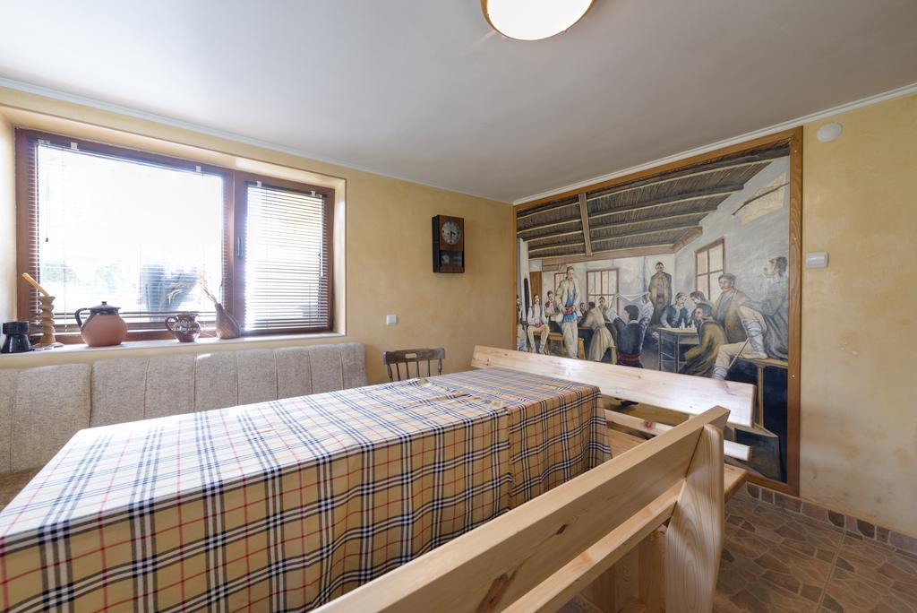 Marinovata Kashta Guest House ヴェリキー・プレスラフ エクステリア 写真
